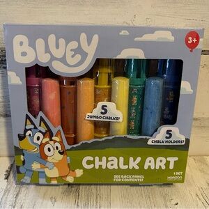 Bluey Jumbo Chalk Set 5 Holders & 5 Jumbo Chalk Sticks With Stencil - NEW